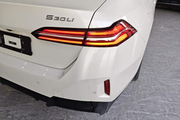 Used BMW 5 Series 2025 530Li Luxury Edition M Sport Package Exterior 3
