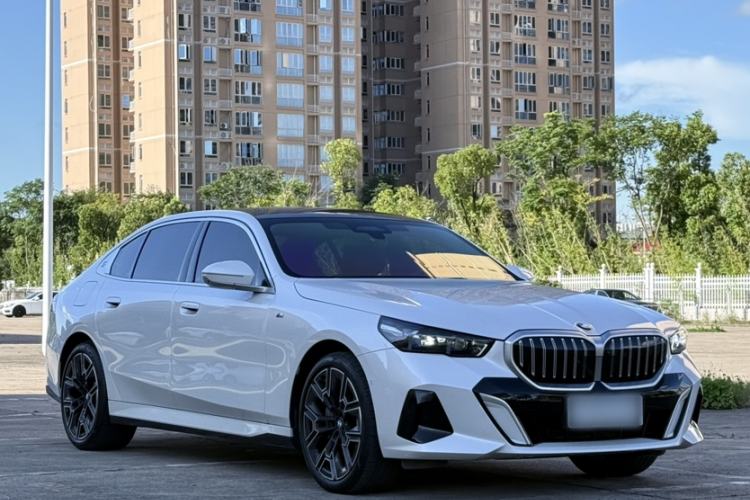 Used BMW 5 Series 2025 530Li Luxury Edition M Sport Package Exterior 3