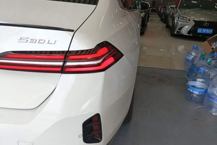 Used BMW 5 Series 2025 530Li Leading Model M Sport Package Exterior 3