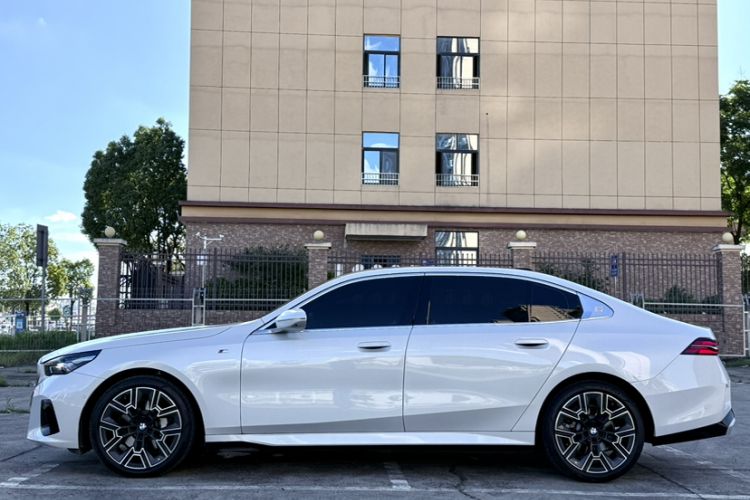 Used BMW 5 Series 2025 530Li Luxury Edition M Sport Package Exterior 4