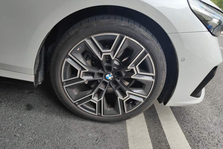Used BMW 5 Series 2025 530Li Luxury Edition M Sport Package Exterior 7