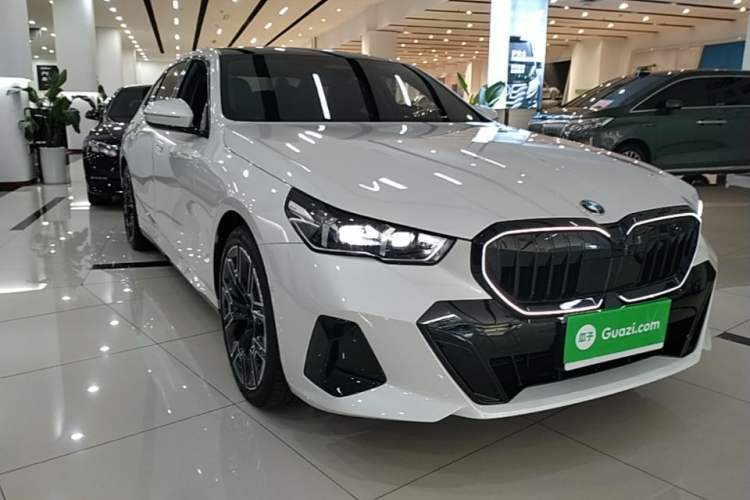 Used BMW 5 Series 2025 530Li Luxury Edition M Sport Package Front Right 45 Deg