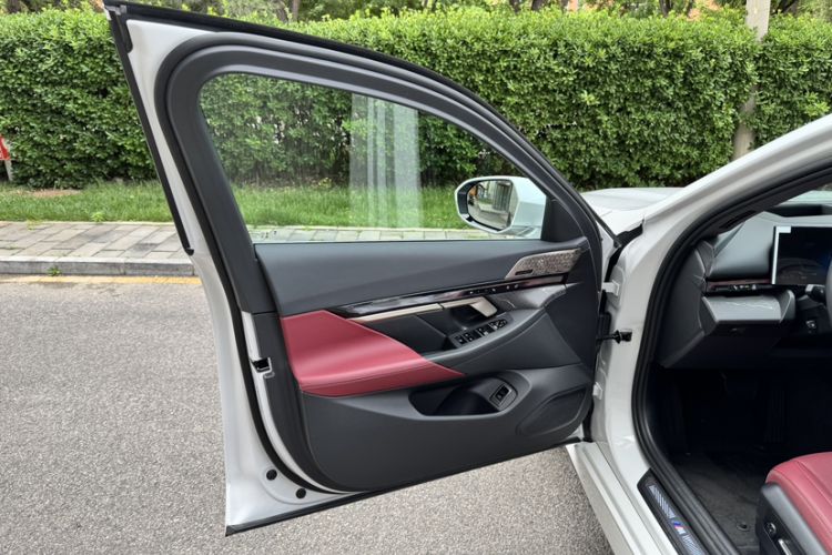 Used BMW 5 Series 2025 530Li Luxury Edition M Sport Package Interior 12