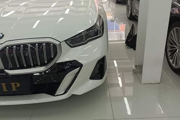 Used BMW 5 Series 2025 530Li Luxury Edition M Sport Package Left Front Headlight