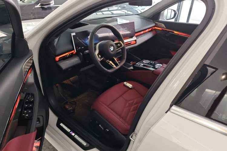 Used BMW 5 Series 2025 530Li Luxury Edition M Sport Package Left Front Seat