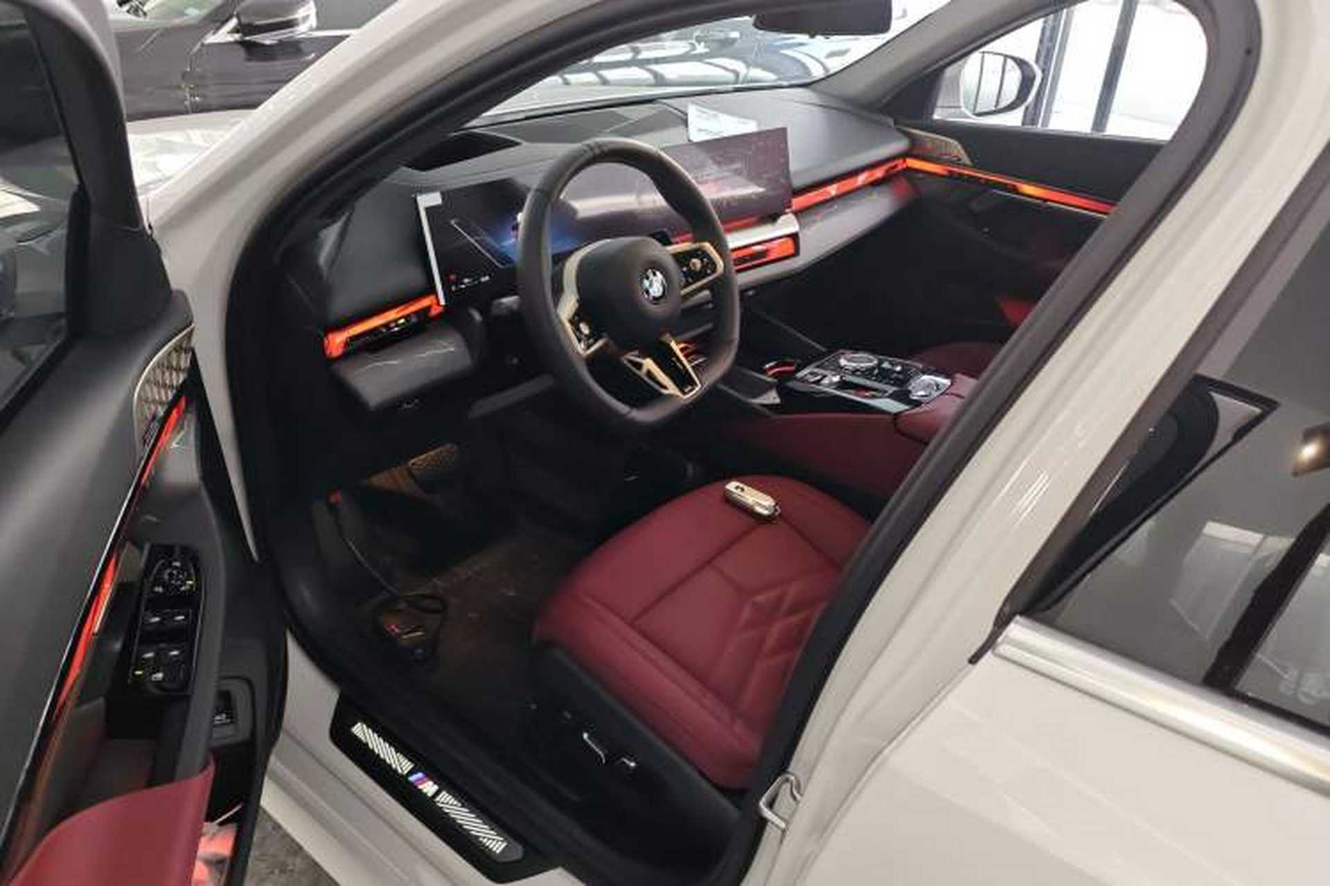 Used BMW 5 Series 2025 530Li Luxury Edition M Sport Package Left Front Seat