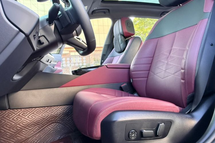 Used BMW 5 Series 2025 530Li Luxury Edition M Sport Package Left Front Seat