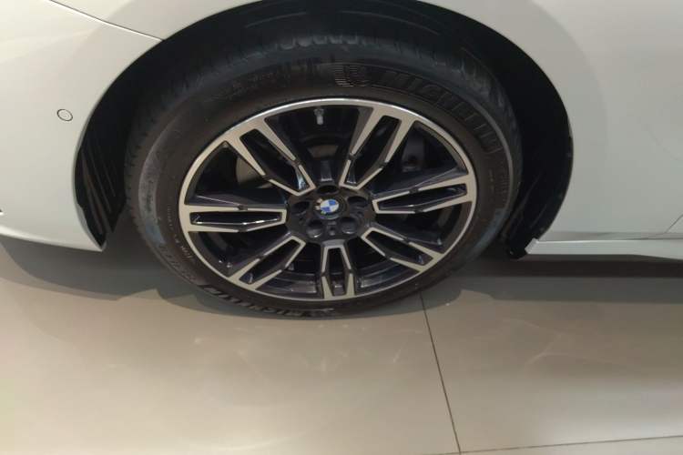 Used BMW 5 Series 2025 530Li Leading Model M Sport Package Left Front Wheel Hub