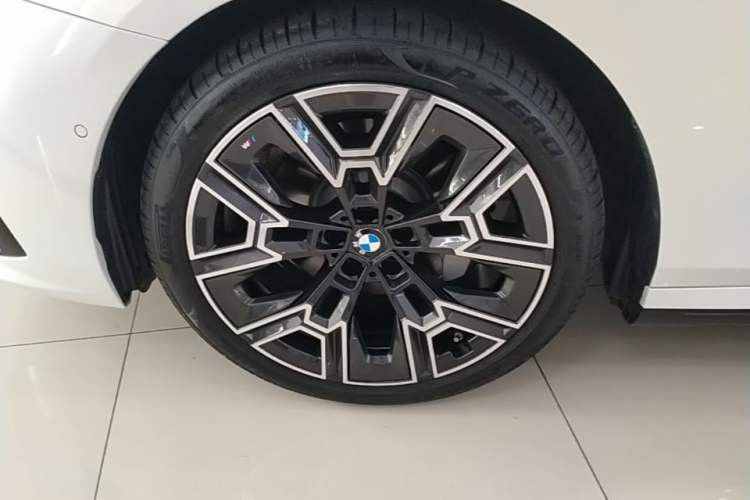 Used BMW 5 Series 2025 530Li Luxury Edition M Sport Package Left Front Wheel Hub