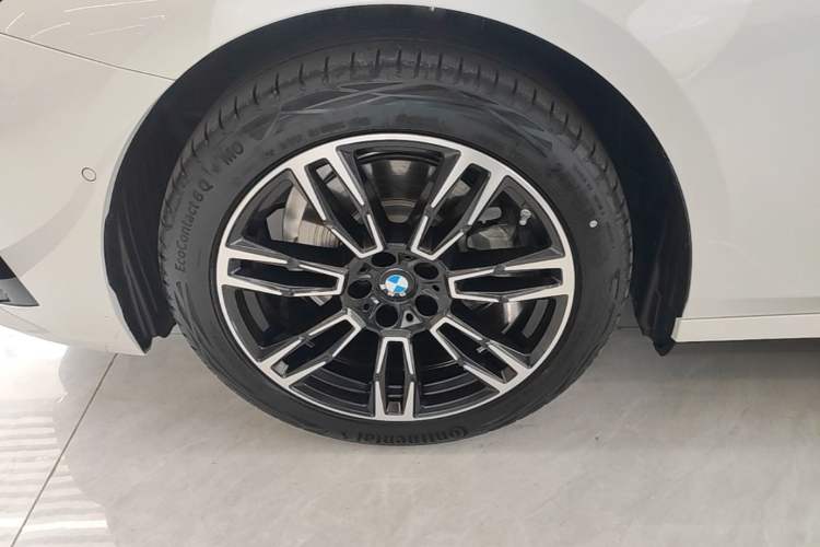 Used BMW 5 Series 2025 525Li M Sport Package Left Front Wheel Hub