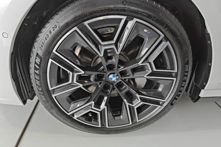 Used BMW 5 Series 2025 530Li Luxury Edition M Sport Package Left Front Wheel Hub