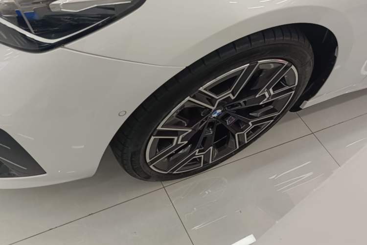 Used BMW 5 Series 2025 530Li Luxury Edition M Sport Package Left Front Wheel Hub