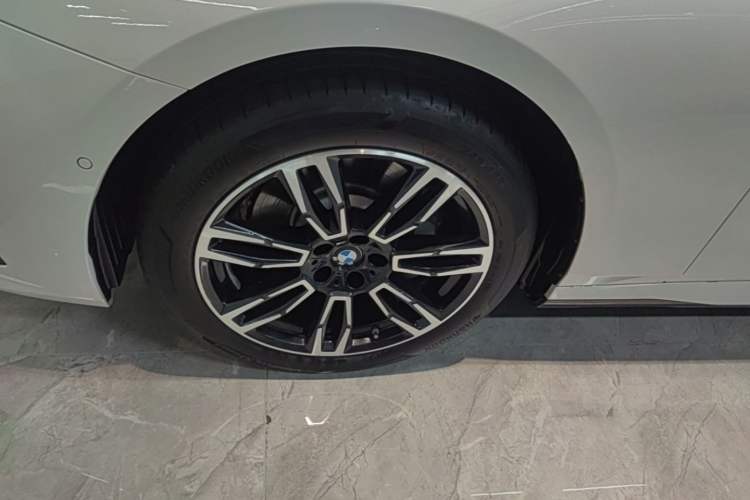 Used BMW 5 Series 2025 530Li Leading Model M Sport Package Left Front Wheel Hub