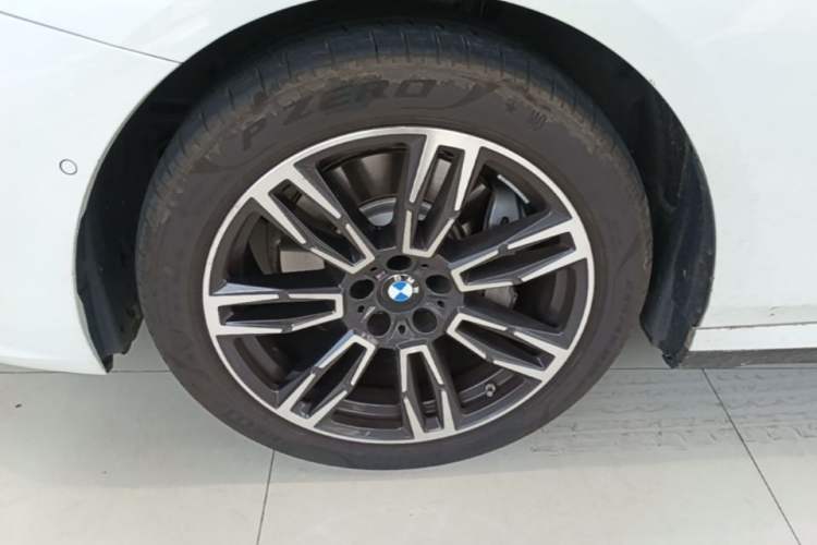 Used BMW 5 Series 2025 530Li Leading Model M Sport Package Left Front Wheel Hub