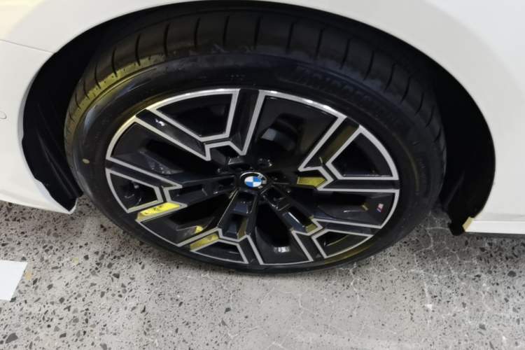 Used BMW 5 Series 2025 530Li Luxury Edition M Sport Package Left Front Wheel Hub