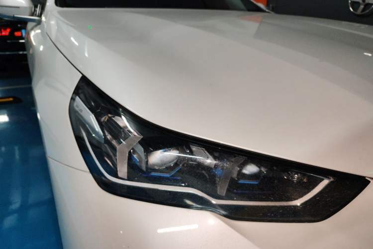 Used BMW 5 Series 2025 530Li Luxury Edition M Sport Package Right Front Headlight