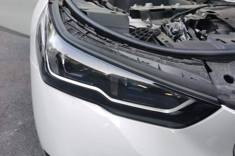 Used BMW 5 Series 2025 530Li Luxury Edition M Sport Package Right Front Headlight