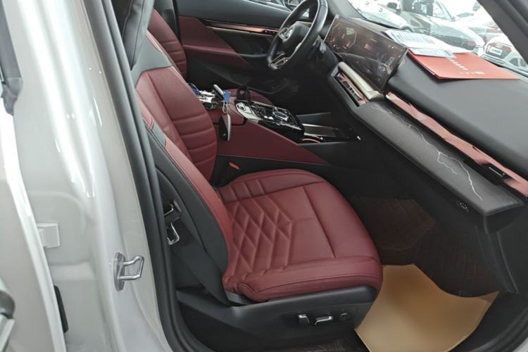 Used BMW 5 Series 2025 530Li Luxury Edition M Sport Package Right Front Seat