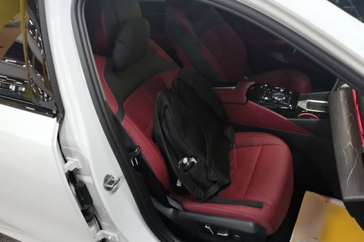 Used BMW 5 Series 2025 530Li Luxury Edition M Sport Package Right Front Seat