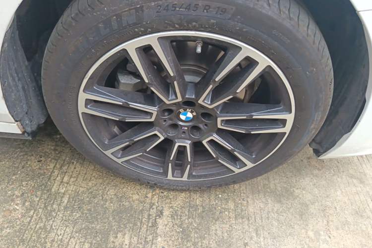 Used BMW 5 Series 2025 525Li M Sport Package Right Front Wheel Hub