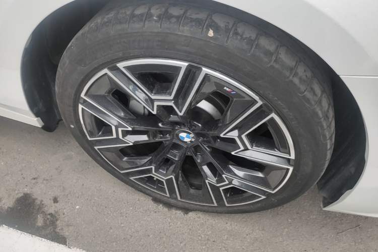 Used BMW 5 Series 2025 530Li Luxury Edition M Sport Package Right Front Wheel Hub