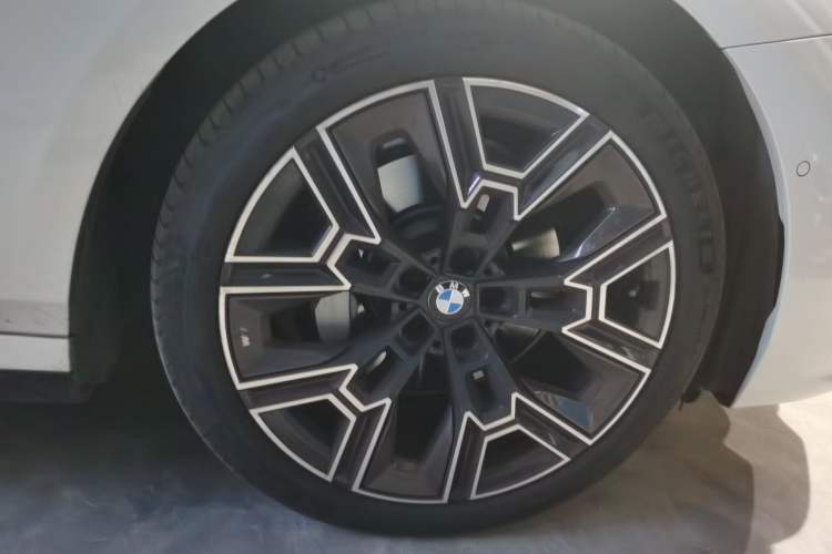 Used BMW 5 Series 2025 530Li Luxury Edition M Sport Package Right Front Wheel Hub