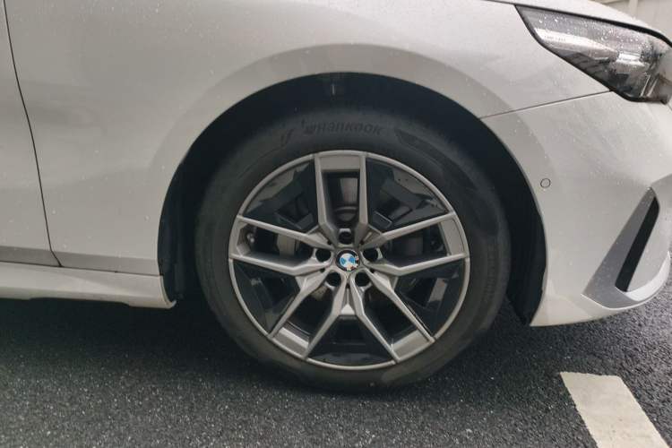 Used BMW 5 Series 2025 530Li Leading Edition Luxury Package Right Front Wheel Hub