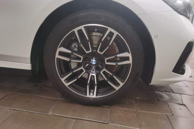 Used BMW 5 Series 2025 530Li Leading Model M Sport Package Right Front Wheel Hub
