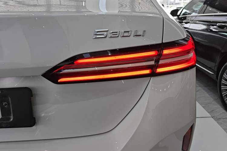 Used BMW 5 Series 2025 530Li Luxury Edition M Sport Package Right Rear Taillight
