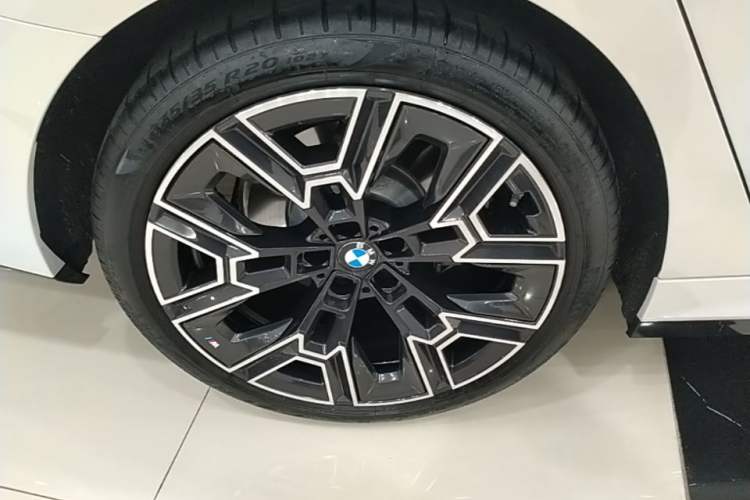 Used BMW 5 Series 2025 530Li Luxury Edition M Sport Package Right Rear Wheel Hub