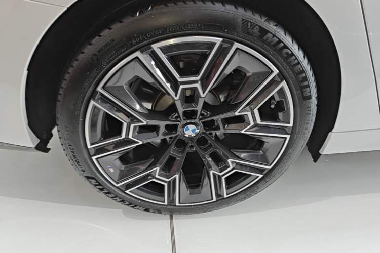 Used BMW 5 Series 2025 530Li Luxury Edition M Sport Package Right Rear Wheel Hub