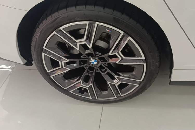 Used BMW 5 Series 2025 530Li Luxury Edition M Sport Package Right Rear Wheel Hub