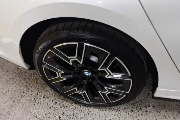 Used BMW 5 Series 2025 530Li Luxury Edition M Sport Package Right Rear Wheel Hub