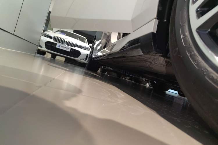 Used BMW 5 Series 2025 530Li Leading Model M Sport Package Right Side Sill
