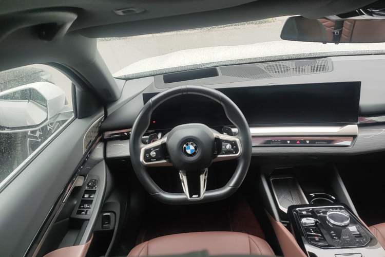 Used BMW 5 Series 2025 530Li Luxury Edition M Sport Package Steering Wheel