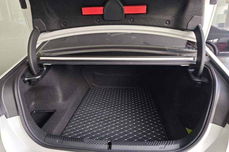 Used BMW 5 Series 2025 530Li Luxury Edition M Sport Package Trunk
