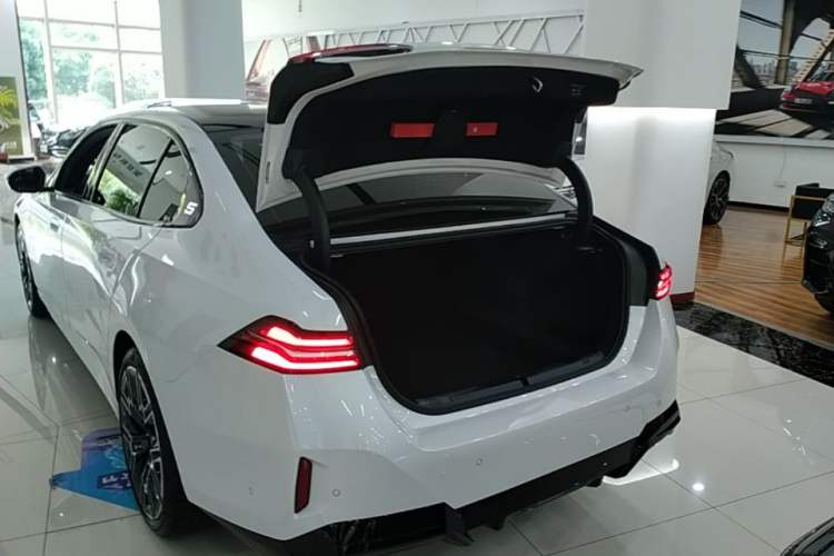 Used BMW 5 Series 2025 530Li Luxury Edition M Sport Package Trunk