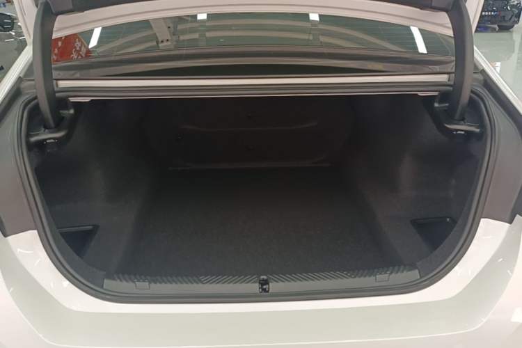 Used BMW 5 Series 2025 530Li Luxury Edition M Sport Package Trunk