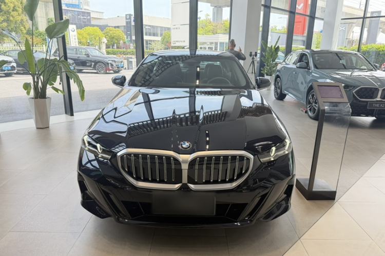 Used BMW 5 Series 2026 Facelift Model 530Li Leading Edition M Sport Package Exterior 1