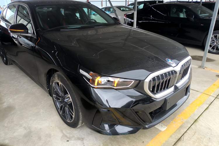 Used BMW 5 Series 2026 Facelift Model 530Li Leading Edition M Sport Package Exterior 1