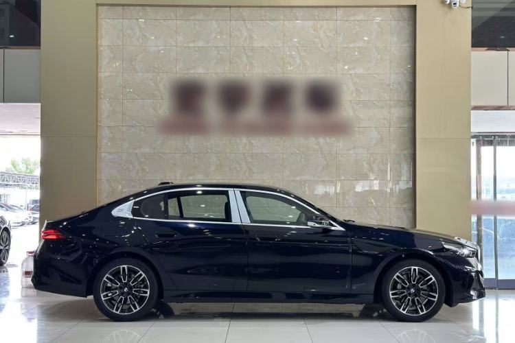 Used BMW 5 Series 2026 Facelift Model 530Li Leading Edition M Sport Package Exterior 4
