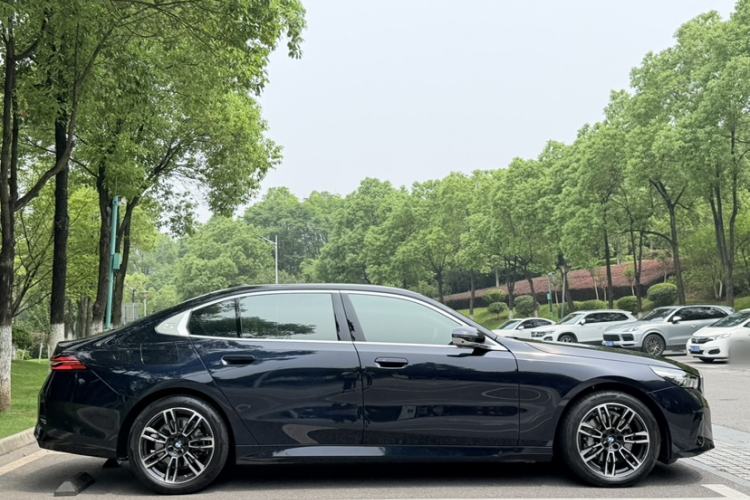 Used BMW 5 Series 2026 Facelift Model 530Li Leading Edition M Sport Package Exterior 4