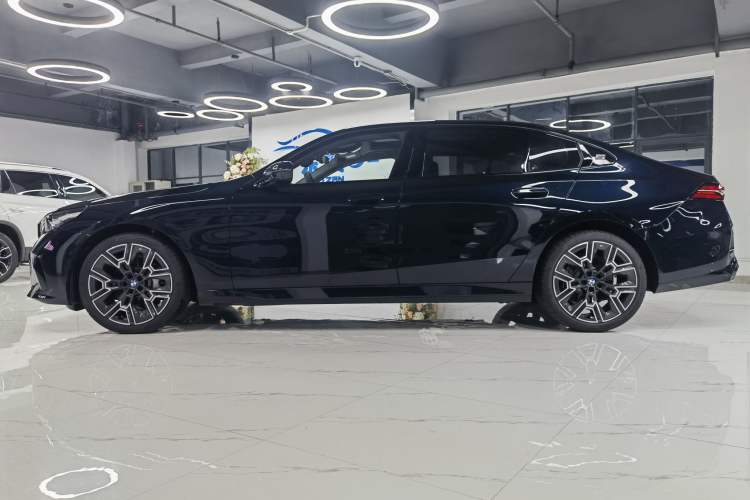 Used BMW 5 Series 2026 Facelift Model 530Li Luxury Edition M Sport Package Exterior 6