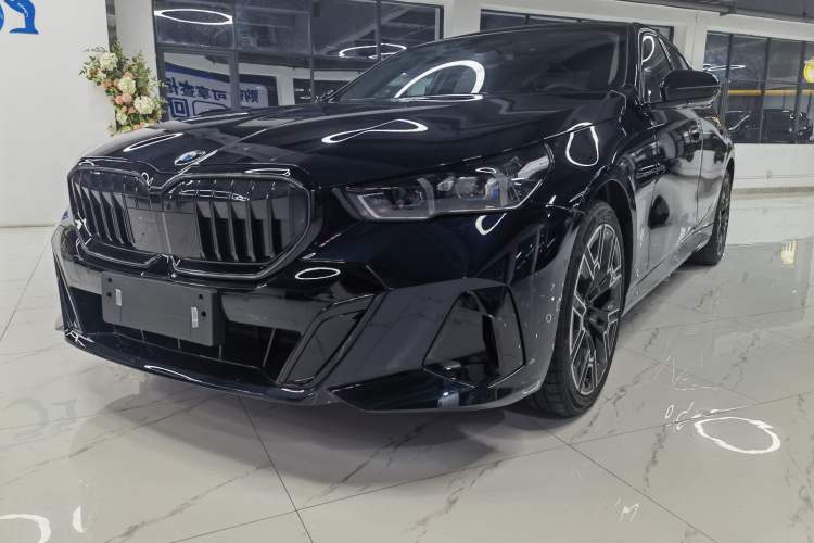 Used BMW 5 Series 2026 Facelift Model 530Li Luxury Edition M Sport Package Front Left 45 Deg