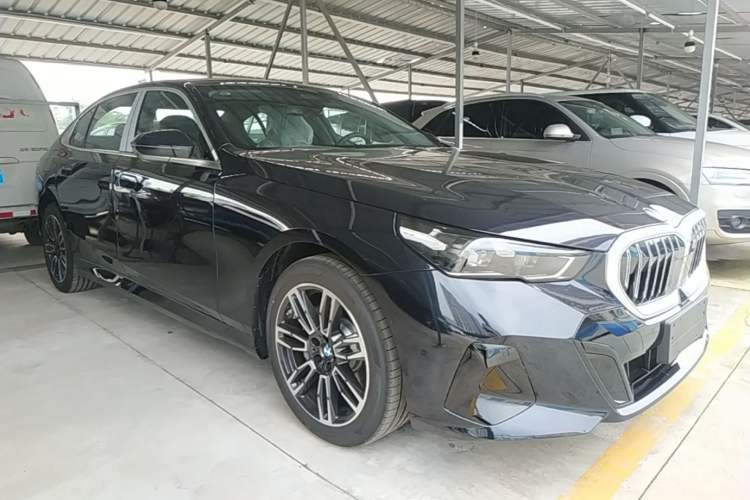 Used BMW 5 Series 2026 Facelift Model 530Li Leading Edition M Sport Package Front Right 45 Deg