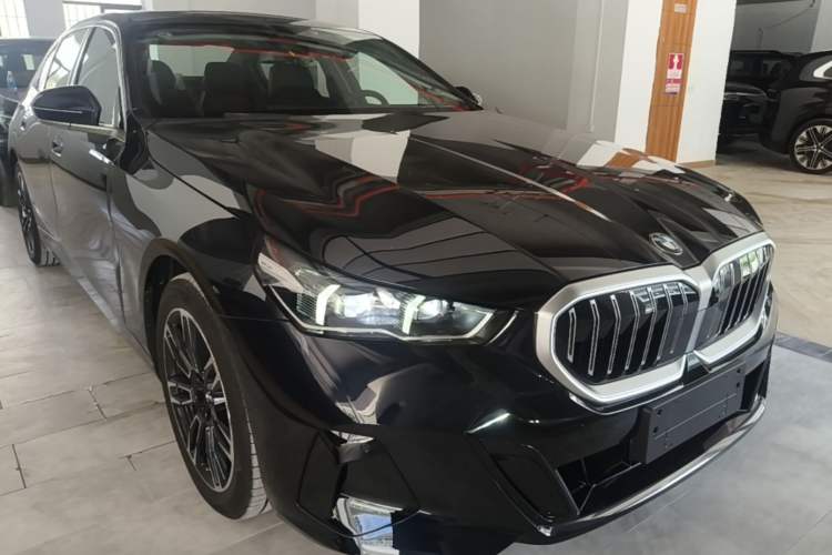 Used BMW 5 Series 2026 Facelift Model 530Li Leading Edition M Sport Package Front Right 45 Deg