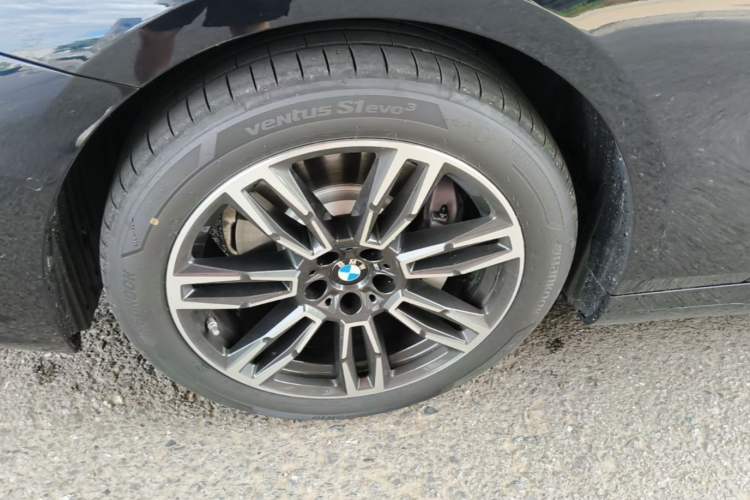Used BMW 5 Series 2026 Facelift Model 530Li Leading Edition M Sport Package Left Front Wheel Hub