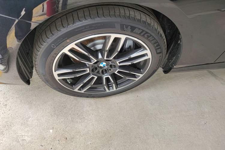 Used BMW 5 Series 2026 Facelift Model 530Li Leading Edition M Sport Package Left Front Wheel Hub
