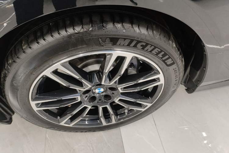 Used BMW 5 Series 2026 530Li Leading M Sport Package Left Front Wheel Hub