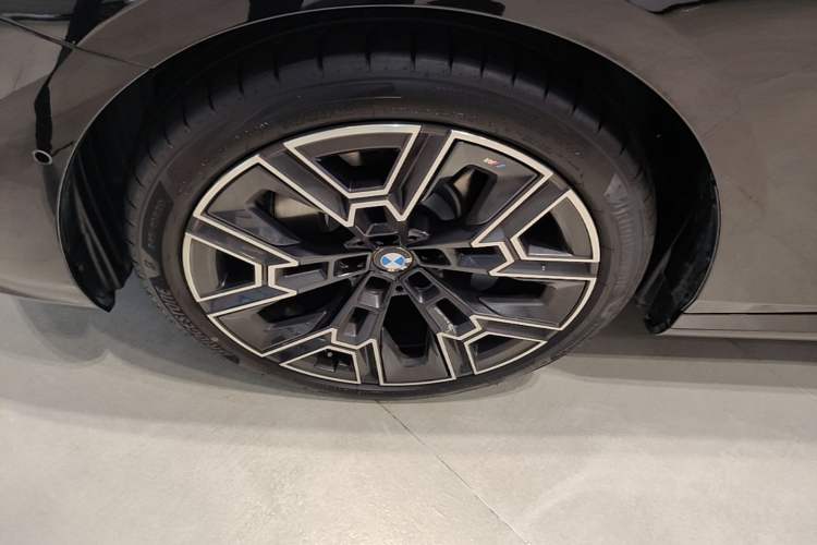 Used BMW 5 Series 2026 Facelift Model 530Li Luxury Edition M Sport Package Left Front Wheel Hub